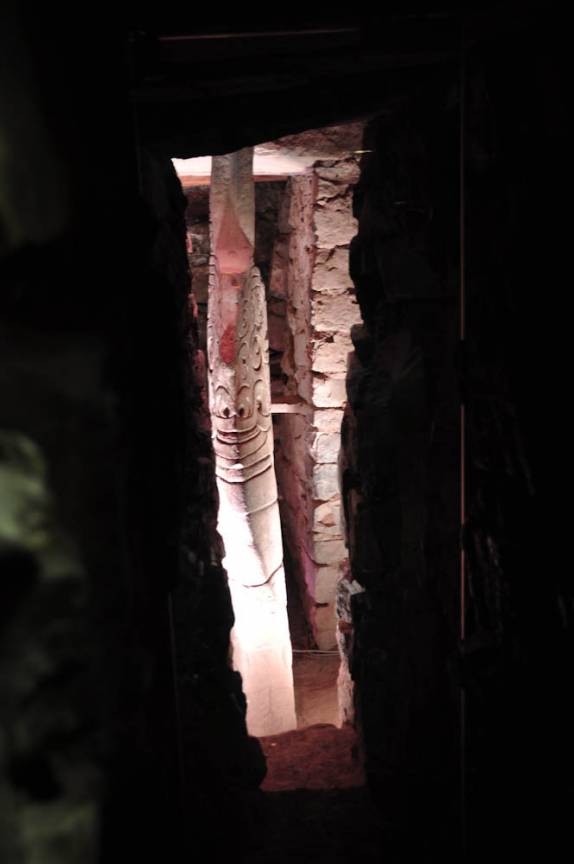 A incrível escultura 'El Lanzón', no templo subterrâneo de Chavin, na região de Huaraz, no Peru